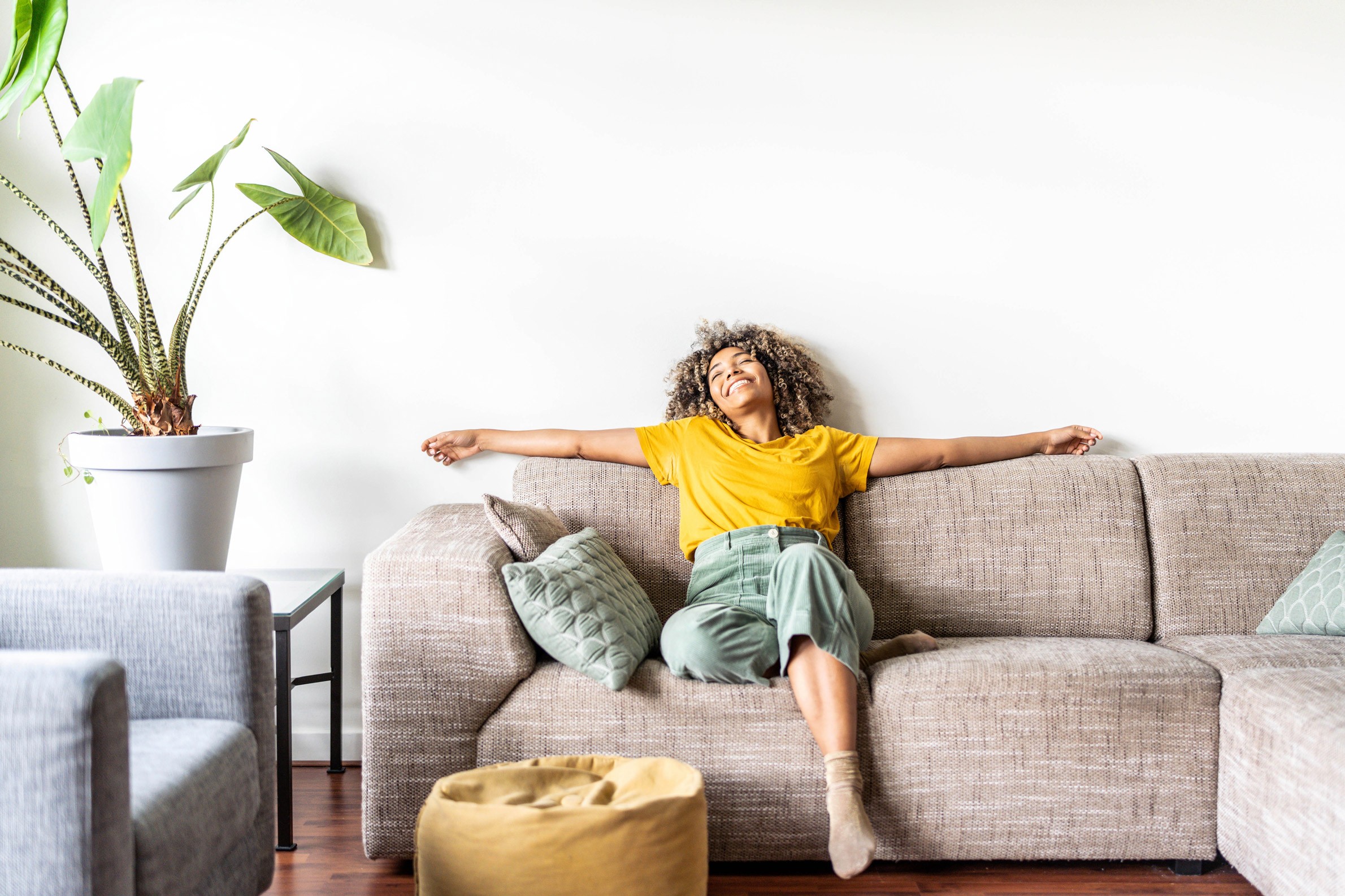 Frau sitzt auf einem Sofa