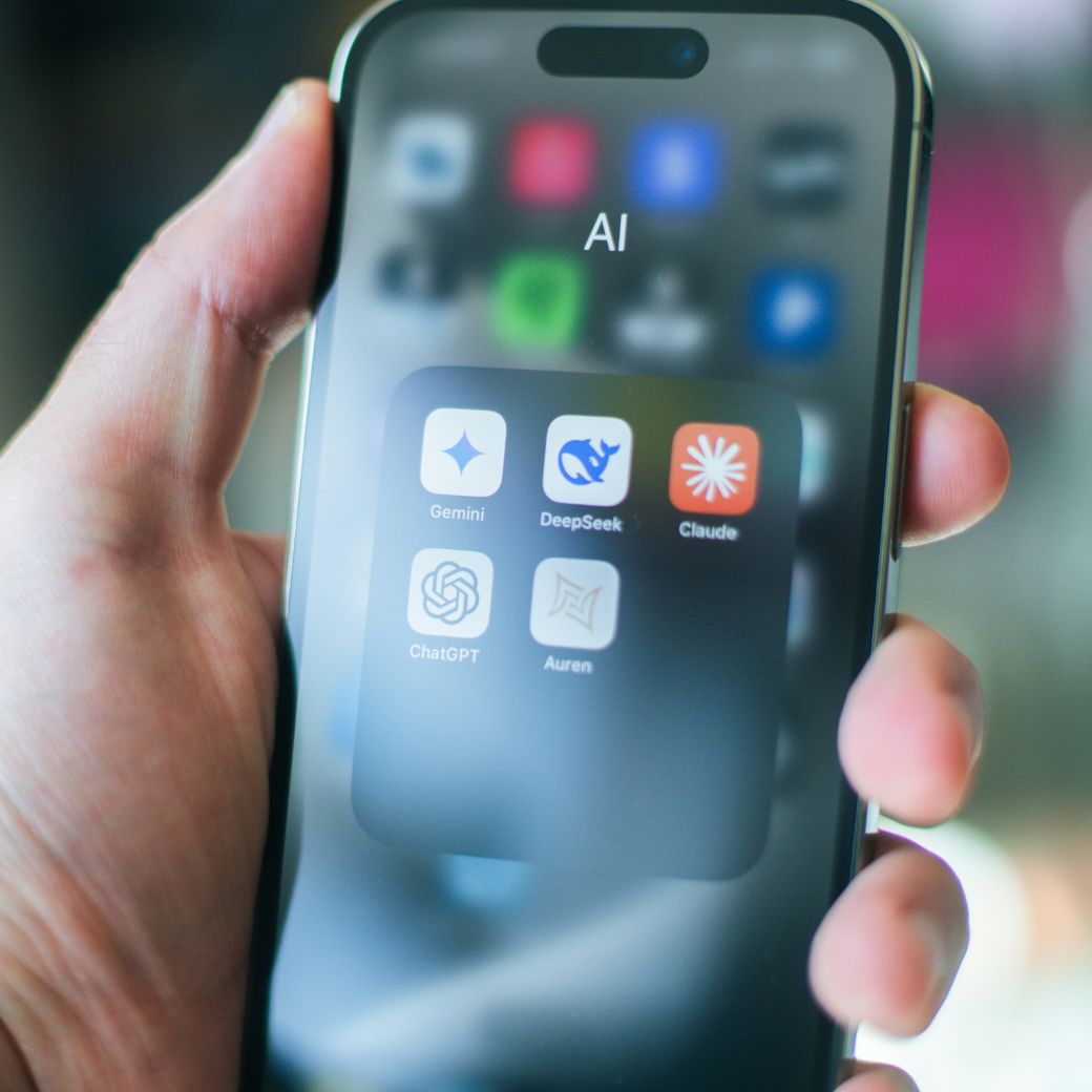 Smartphone mit geöffneten KI-Apps im Kontext von Generative Engine Optimization (GEO) und KI-Sichtbarkeit