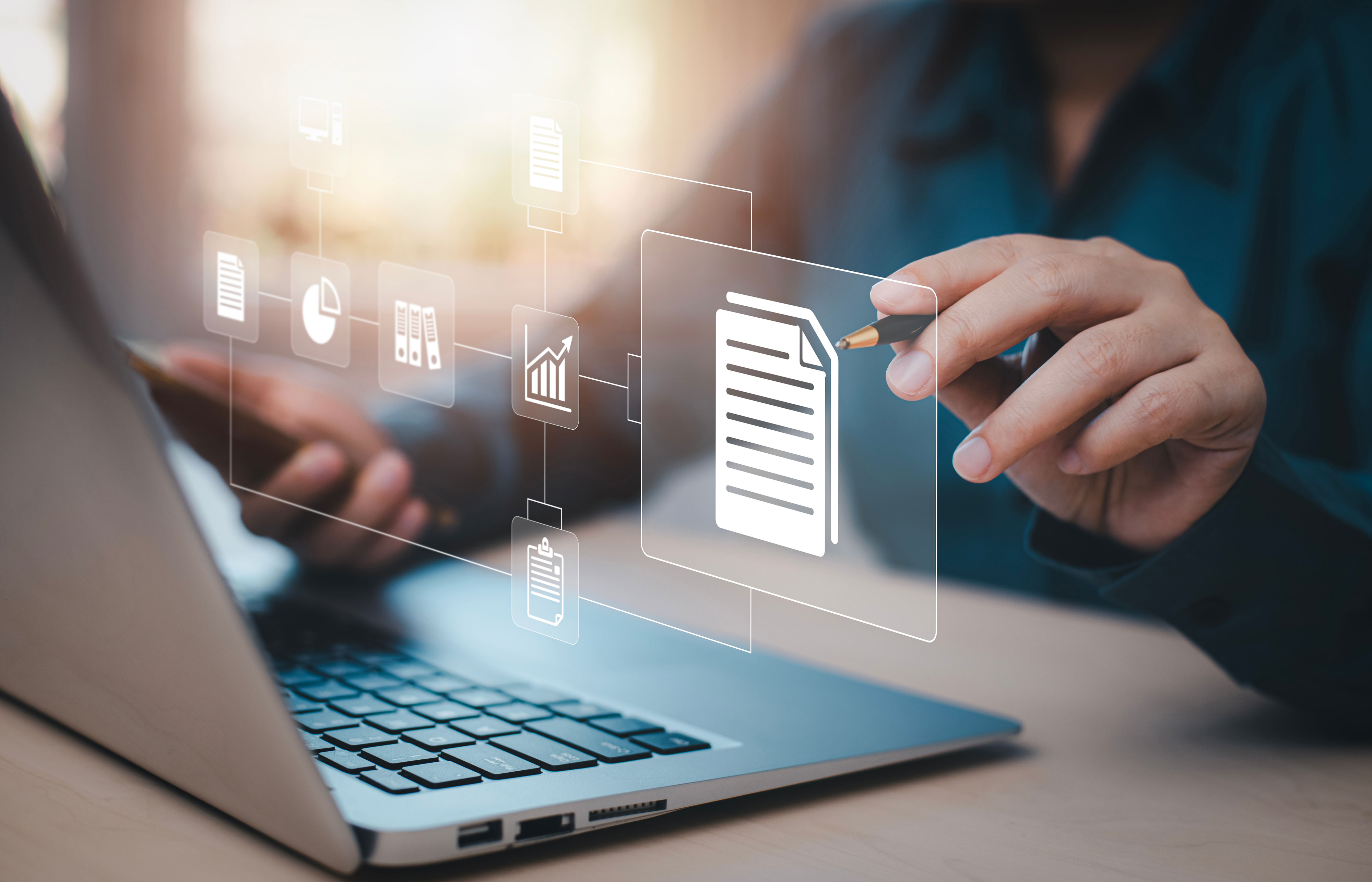 Versicherungskundinin informiert sich am Laptop über Release-Notes