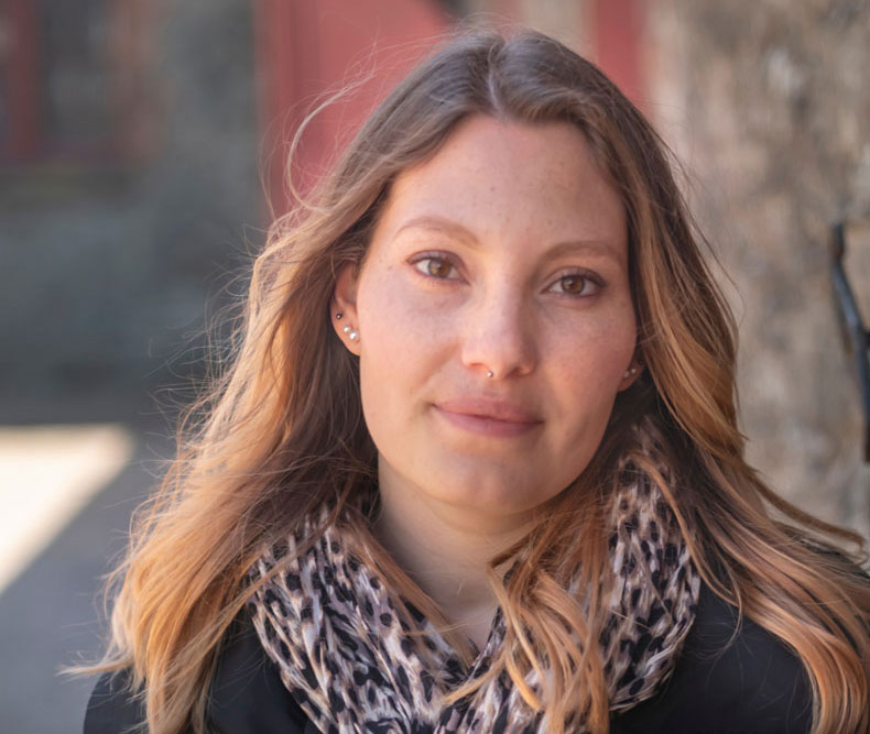 Zufriedene Kundin des OEV Experience Hub 