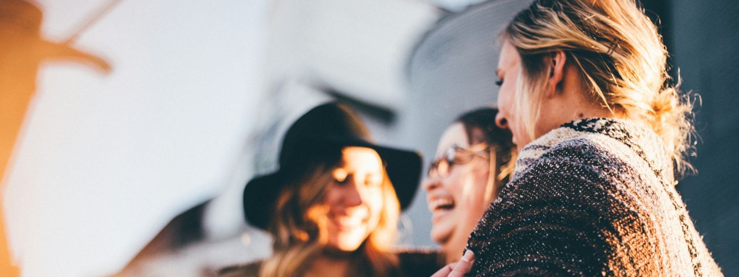 Lachende Mitarbeiterinnen der OEVX